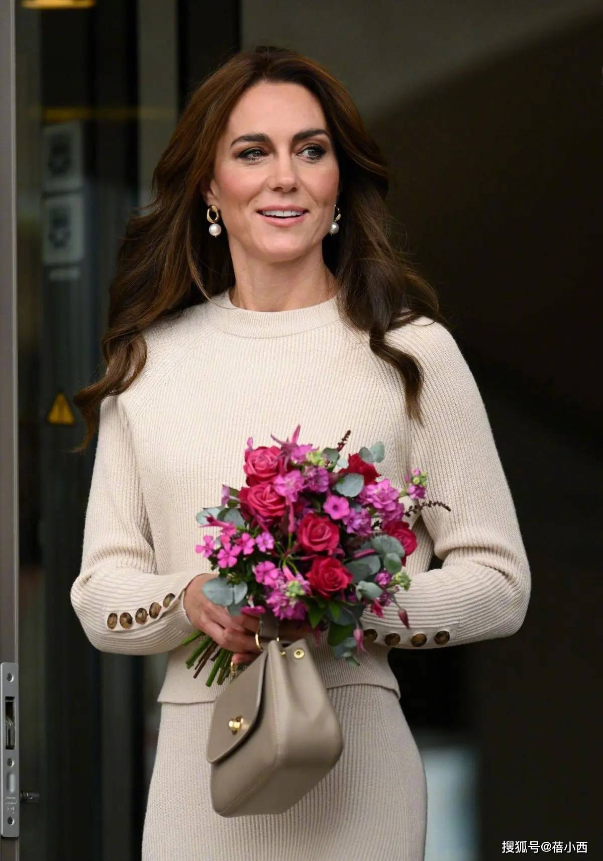 凯特王妃不再端庄造型了穿蓝色斗篷连衣裙亮相简约大气又时髦