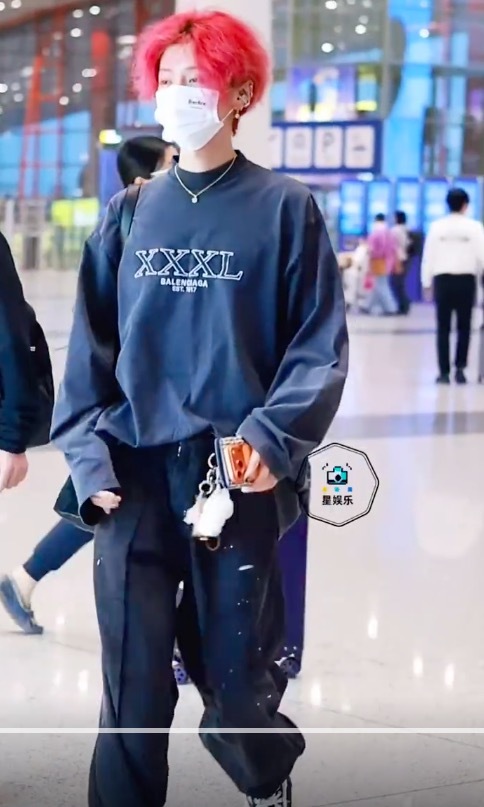 鹿晗出发新加坡 简约休闲装状态清爽活力